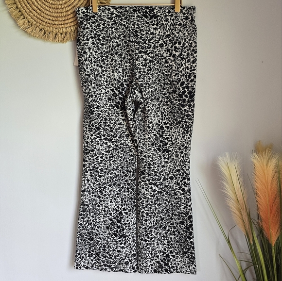Anthropologie New The Margot Kick Flare Cropped Black Floral Pants Size Small - Picture 6 of 11